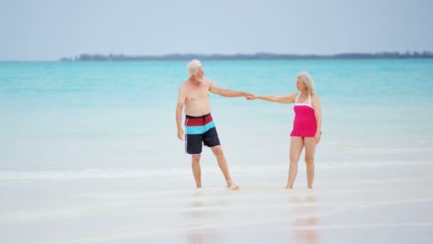 Senior paar genieten van vakantie op strand — Stockvideo