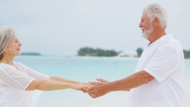 Pareja de ancianos disfrutando de vacaciones en la playa — Vídeo de stock