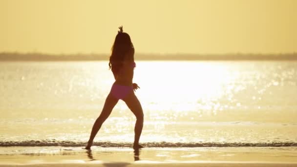 Chica china en bikini bailando en la playa — Vídeos de Stock