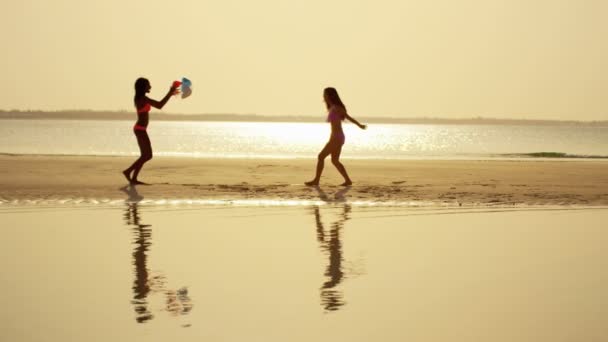 Multi-ethnische Freundinnen haben Spaß am Strand — Stockvideo