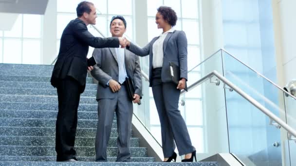 Gente de negocios multiétnicos en el edificio de oficinas — Vídeo de stock