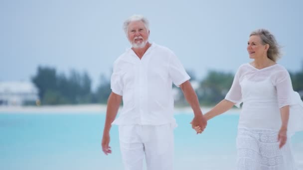 Senior paar genieten van vakantie op strand — Stockvideo