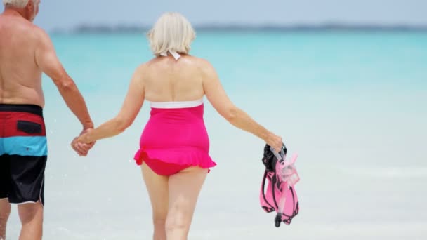 Senior coppia caucasica in costumi da bagno andando snorkeling — Video Stock