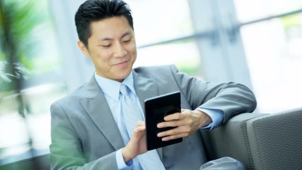 Asiático hombre de negocios en edificio de oficinas usando tableta — Vídeos de Stock