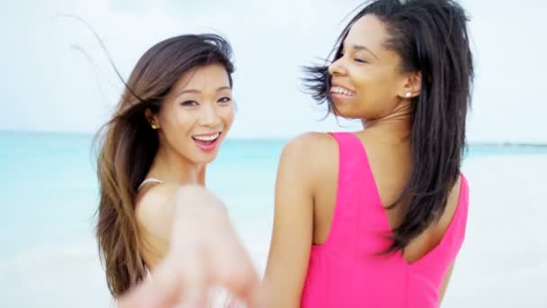 Multi εθνοτικές φίλες που έχει τη διασκέδαση στην παραλία — Αρχείο Βίντεο