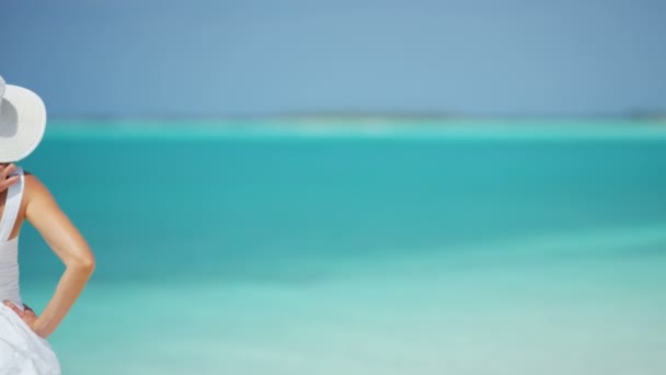 Caucasian couple on tropical beach — Stock Video