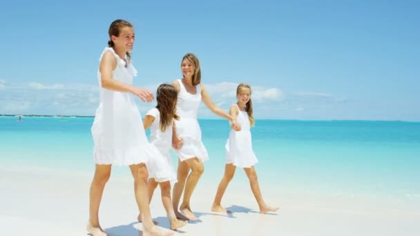 Madre con hijas disfrutando de vacaciones en la playa — Vídeo de stock