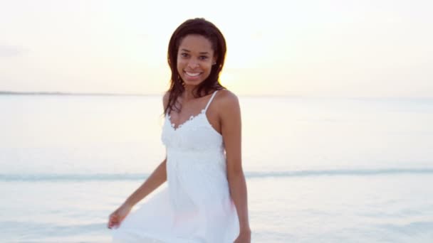 Afryki amerykański dziewczyna taniec na plaży — Wideo stockowe