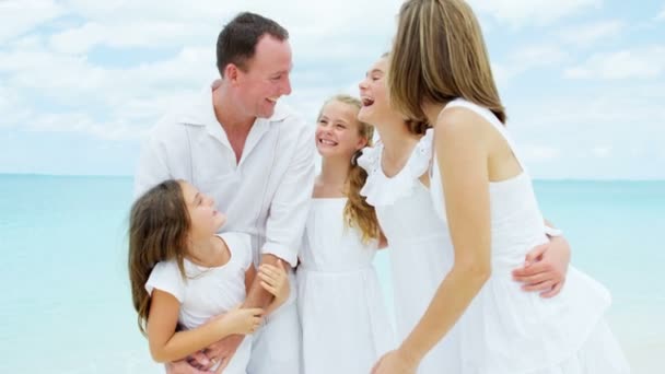 Familia caucásica disfrutando de vacaciones en la playa — Vídeo de stock