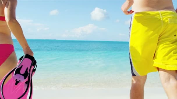 Kaukasisches Paar am Strand mit Schnorchelausrüstung — Stockvideo