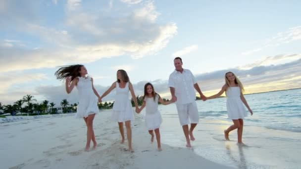 Famiglia caucasica godendo vacanza al mare al tramonto — Video Stock