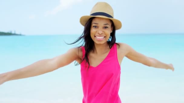 African American tjej att ha kul på stranden — Stockvideo