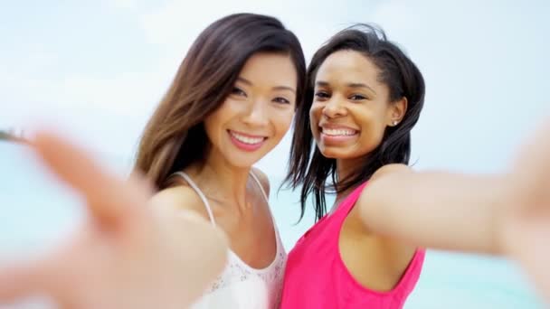 Multi ethnic girlfriends having fun on beach — Stock Video
