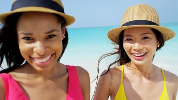 Multi etnické přítelkyně baví na pláži — Stock video
