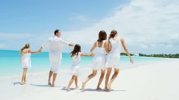 Família caucasiana desfrutando de férias na praia — Vídeo de Stock