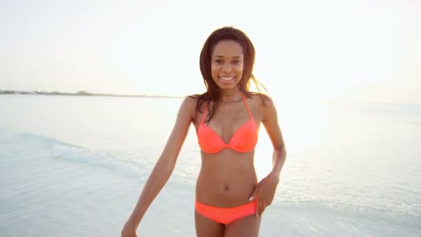 アフリカ系アメリカ人の女の子がビーチで休暇を楽しんで — ストック動画