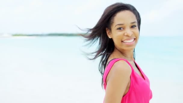 African American tjej att ha kul på stranden — Stockvideo