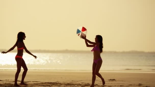Multi etniska flickvänner att ha kul på stranden — Stockvideo