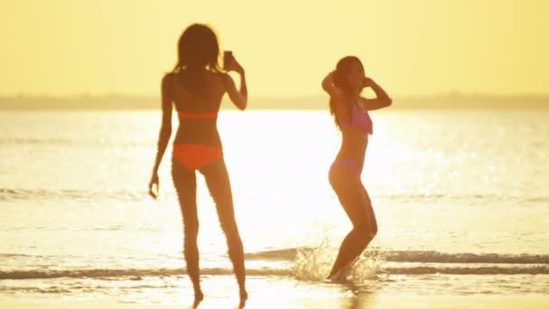 ビーチで楽しいマルチ エスニック ガール フレンド — ストック動画