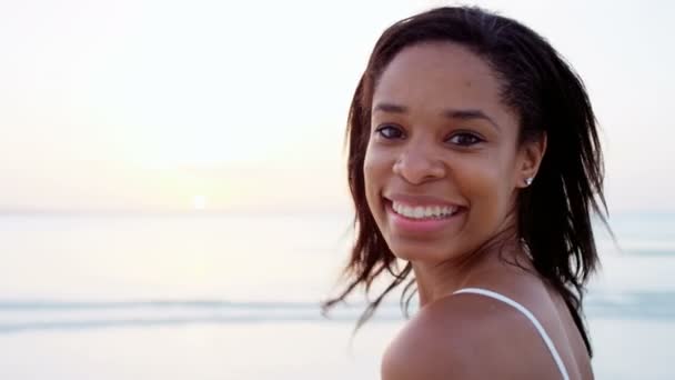 Afryki amerykański dziewczyna taniec na plaży — Wideo stockowe