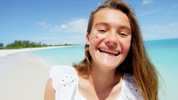 Genç kız bir tropik sahilde eğleniyor — Stok video