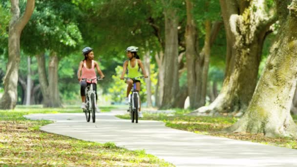 Multiethnische Frauen auf Fahrrädern im Park — Stockvideo