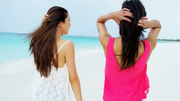 Multi ethnic girlfriends having fun on beach — Stock Video