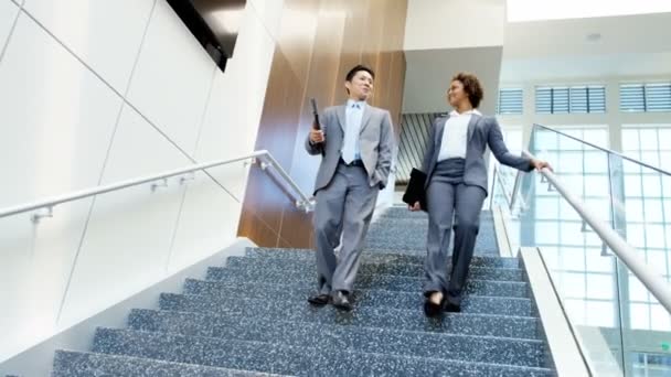 Hommes d'affaires multiethniques dans un immeuble de bureaux — Video