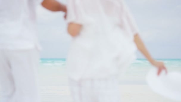 Pareja de ancianos disfrutando de vacaciones en la playa — Vídeos de Stock