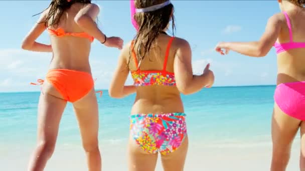 Caucasian sisters with snorkels on beach vacation — Stock Video