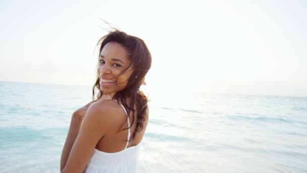 African American meisje dansen op strand — Stockvideo