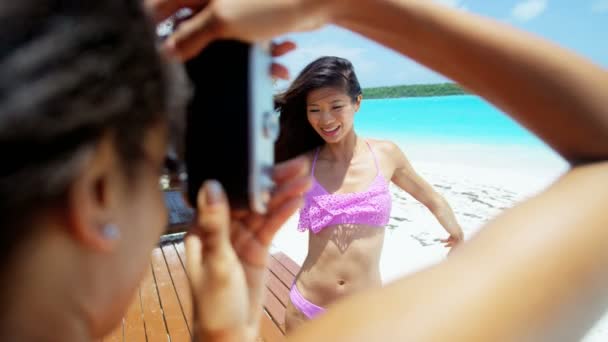 해변에서 재미 멀티 민족 여자 친구 — 비디오