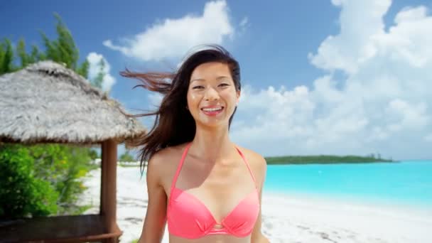 Menina chinesa de biquíni na praia tropical — Vídeo de Stock