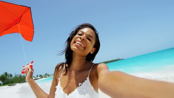 アフリカ系アメリカ人の女の子がビーチにカイトと遊ぶ — ストック動画