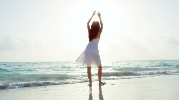 Chica china en vestido blanco bailando en la playa — Vídeo de stock