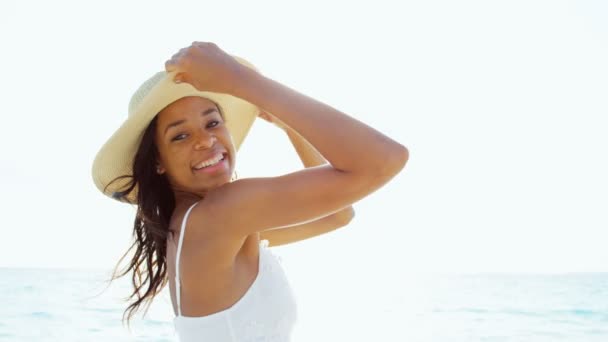 Menina afro-americana na praia tropical — Vídeo de Stock