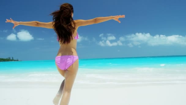 Chica china en bikini en la playa tropical — Vídeos de Stock