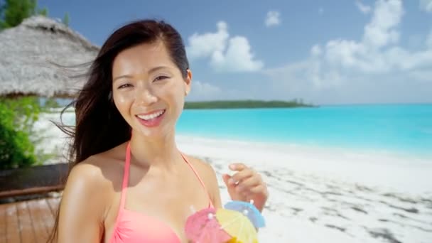 Chinese girl with party cocktail on the beach — Stock Video