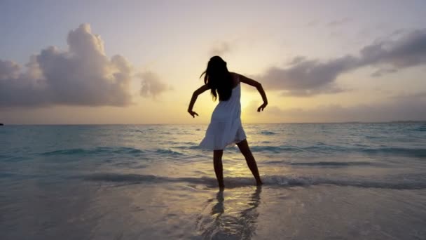 Chinesisches Mädchen im weißen Kleid tanzt am Strand — Stockvideo