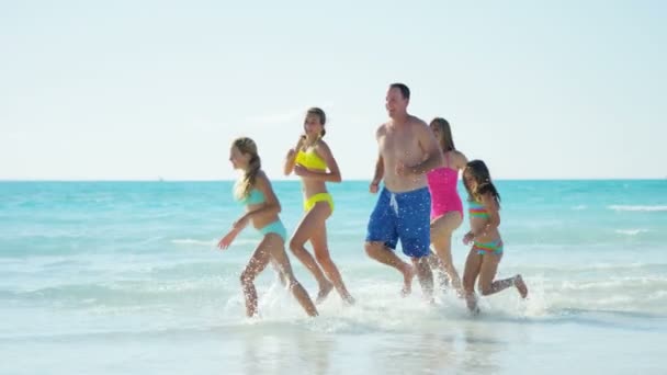 Família caucasiana desfrutando de férias na praia — Vídeo de Stock