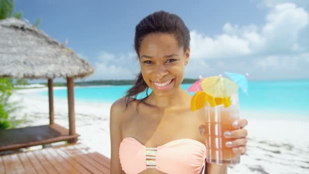 Chica afroamericana con cóctel en la playa — Vídeos de Stock