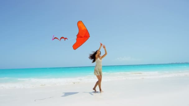 Ragazza asiatica che gioca con aquilone rosso sulla spiaggia — Video Stock