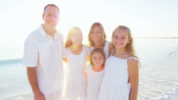 Beyaz aile günbatımında Beach tatil keyfi — Stok video