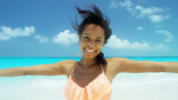 Afroamericano ragazza avendo divertente su il spiaggia — Video Stock