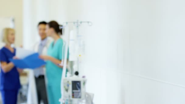 男性医院护士在医疗中心走廊 — 图库视频影像