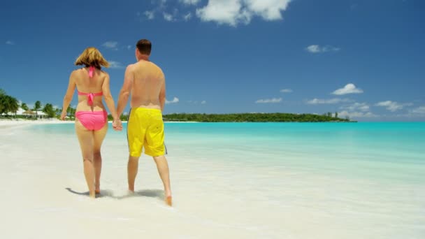 Caucásico pareja disfrutando de vacaciones en la playa — Vídeo de stock
