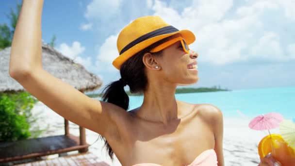 Chica afroamericana con cóctel en la playa — Vídeo de stock