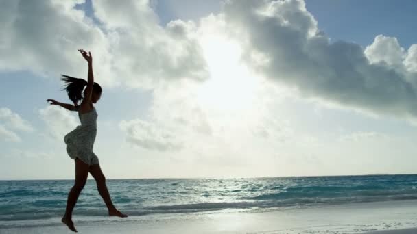 Asian girl playing with red kite on beach — Stock Video