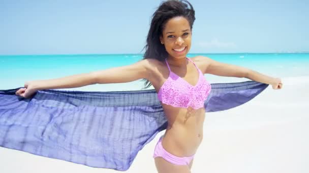 Chica afroamericana divirtiéndose en la playa — Vídeo de stock