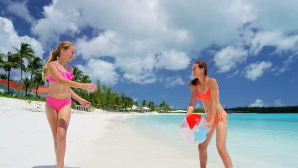 Jeunes filles jouant avec le ballon sur une plage — Video